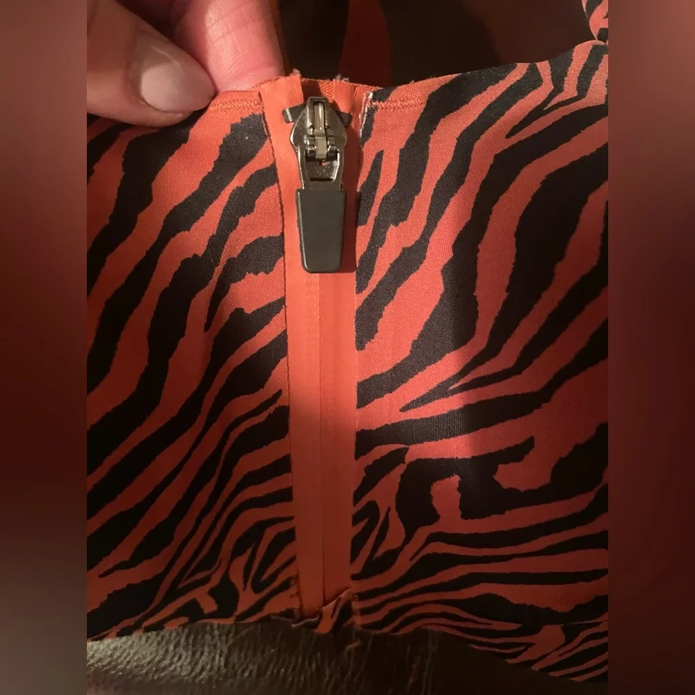 EUC Victoria’s Secret Incredible Knockout Ultra Max tiger print sports bra 34DD - Picture 3 of 5